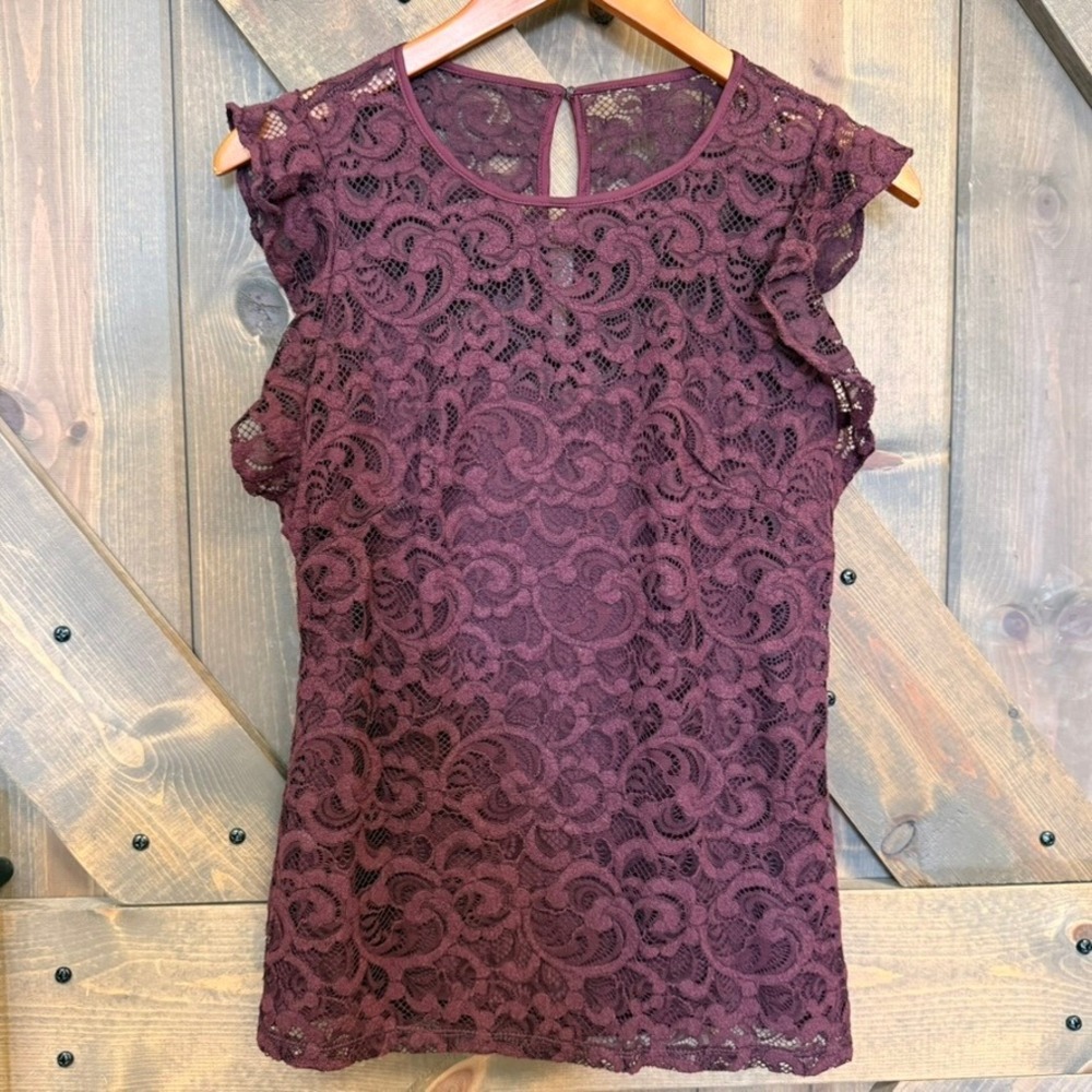White House Black Market Lace Shell Women 2 Burgundy Excellent Flutter Sleeve